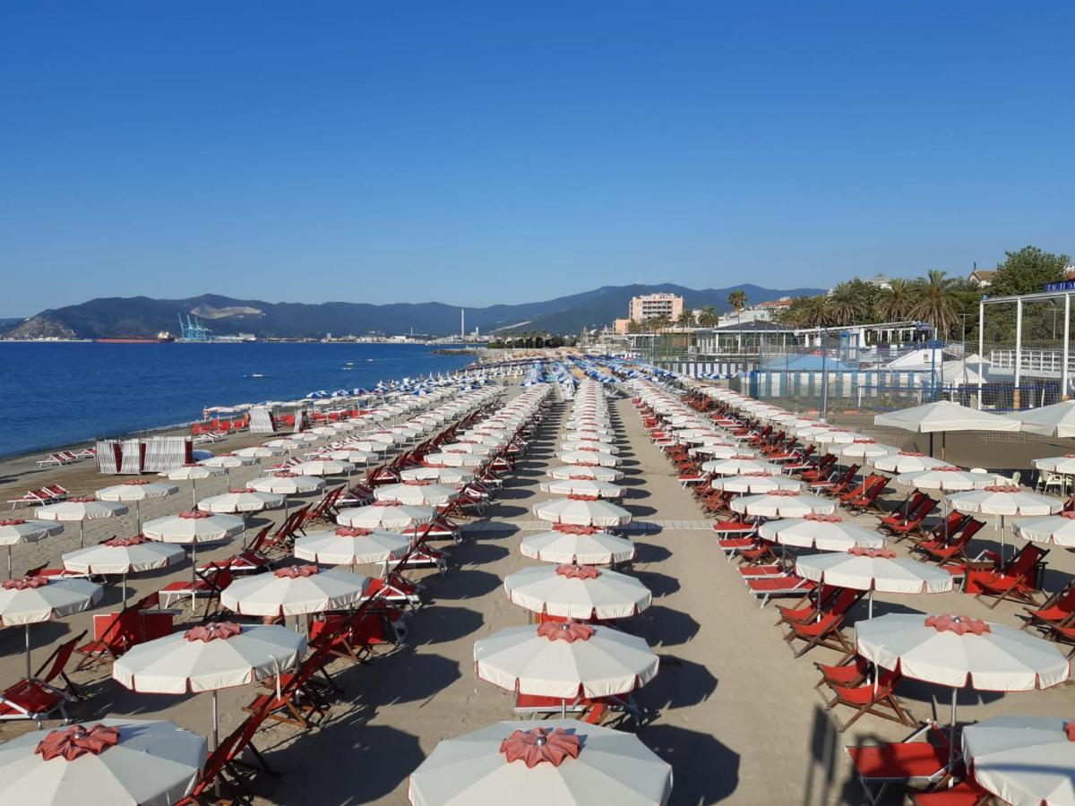 La Casa Del Mare Apartment Savona Luaran gambar