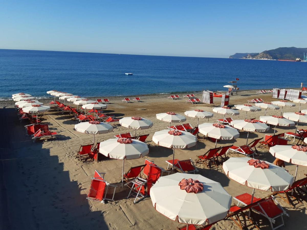 La Casa Del Mare Apartment Savona Luaran gambar